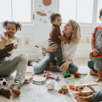 Des enfants qui jouent accompagnés de leurs parents
